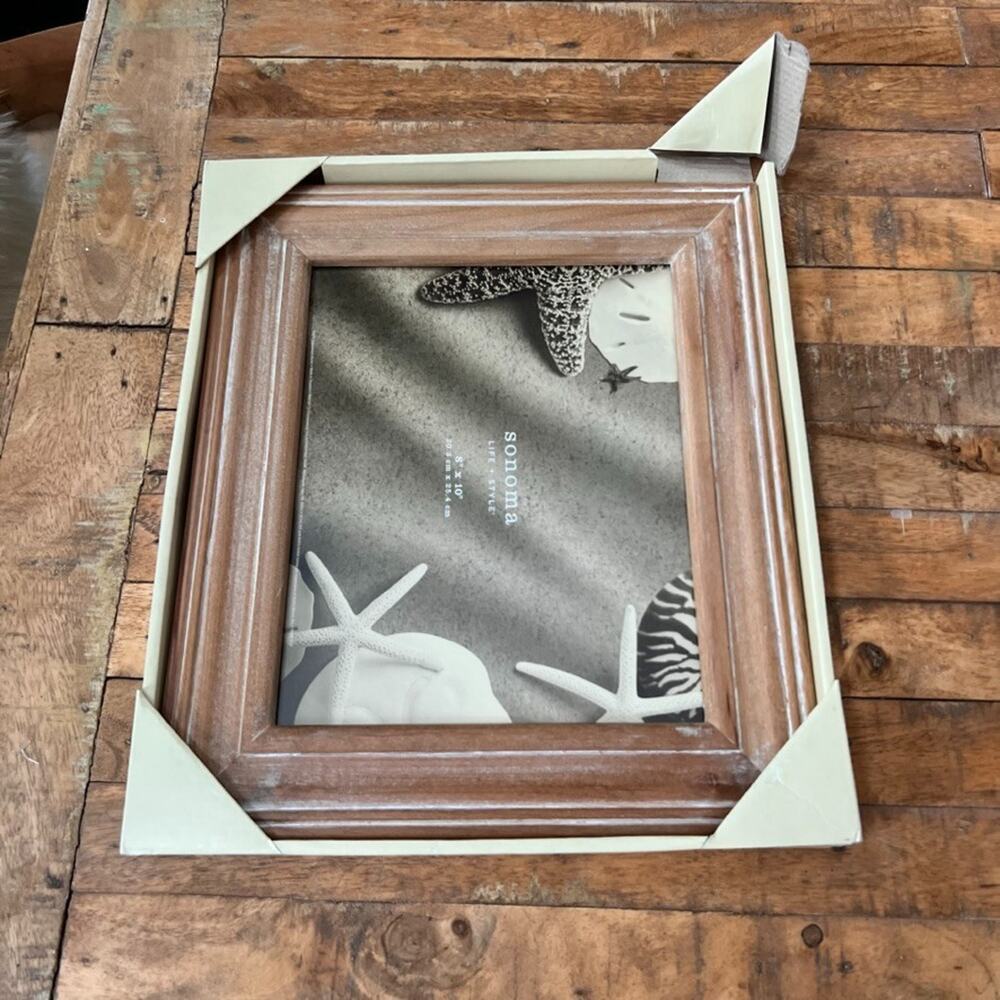 Sonoma Lifestyle 8 x 10 Distressed Wooden Frame